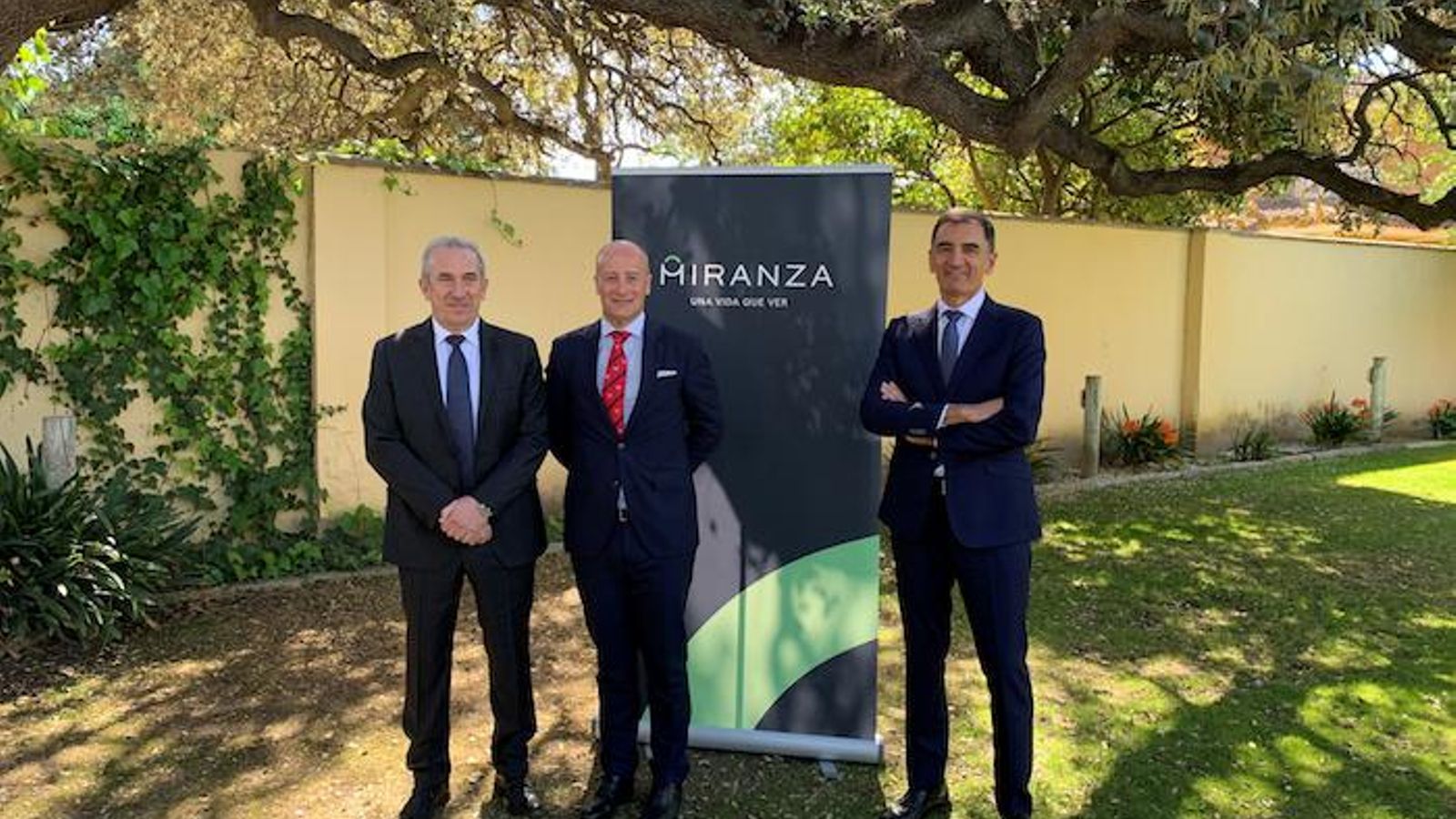 Ramón Berra, director general de Miranza, entre los doctores Caro y Torralba, en la presentación del grupo en Jerez