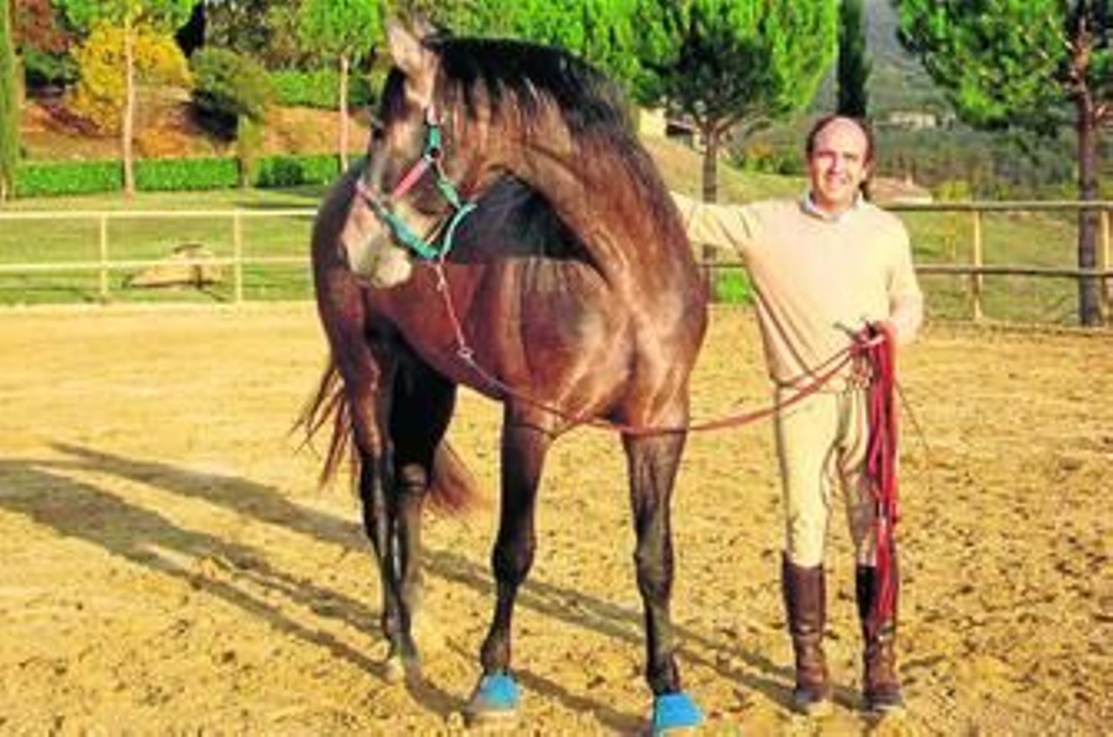 Ignacio Candau posa con Africano en una dependencia de la finca que posee en la localidad moronense.