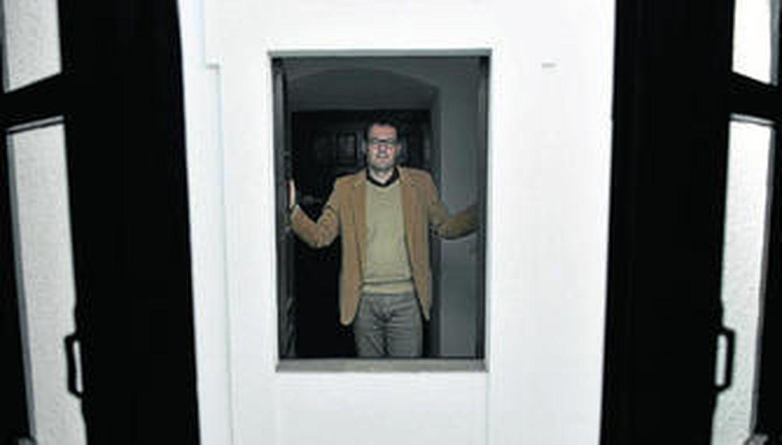 El profesor García Bernal, en la 'cárcel' de la Fábrica de Tabacos, durante la entrevista.