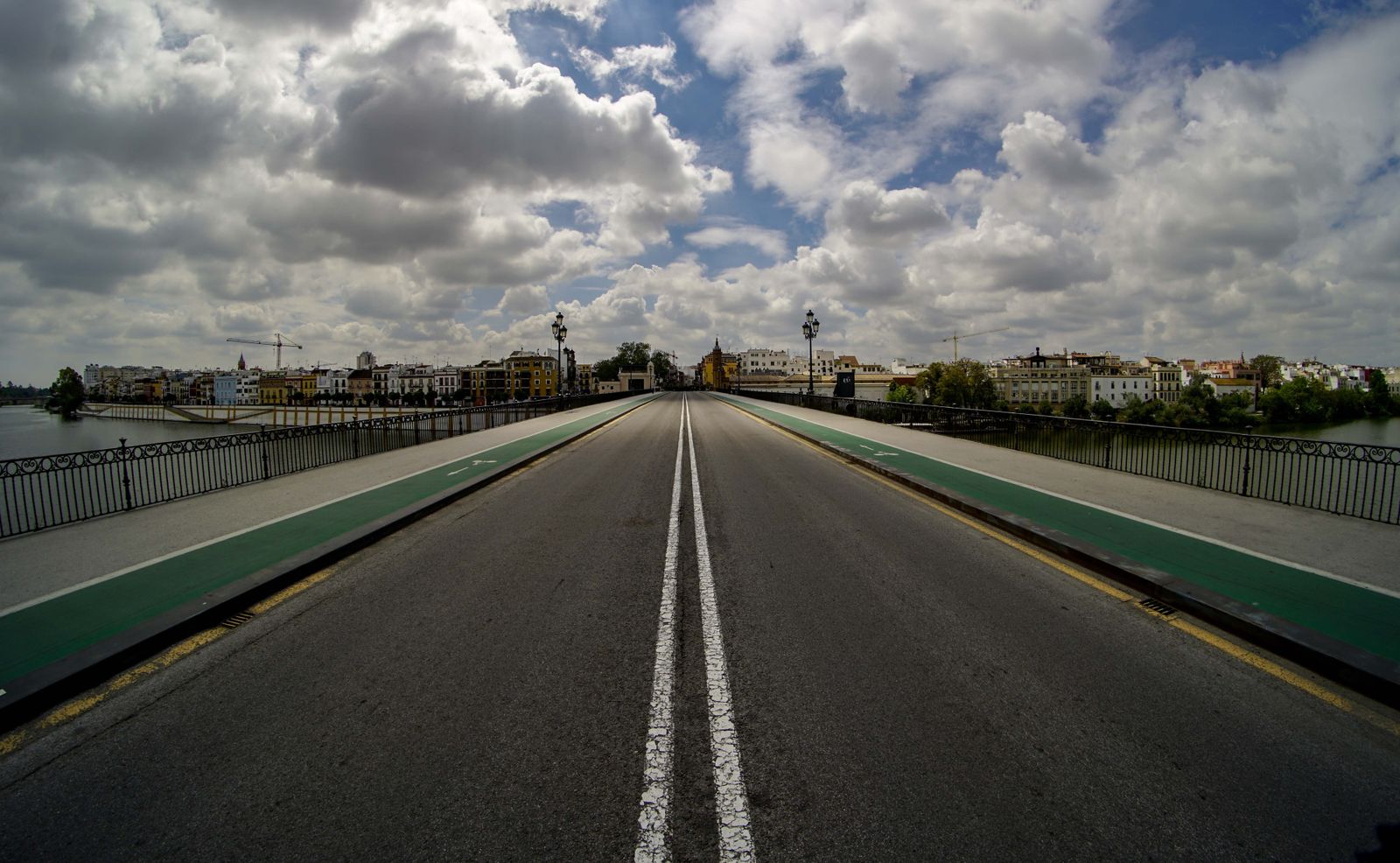 Coronavirus en Sevilla: Postales vacías de Viernes Santo