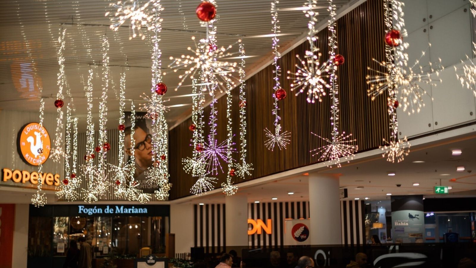 Decoración navideña en las galerías comerciales de Bahía Sur.