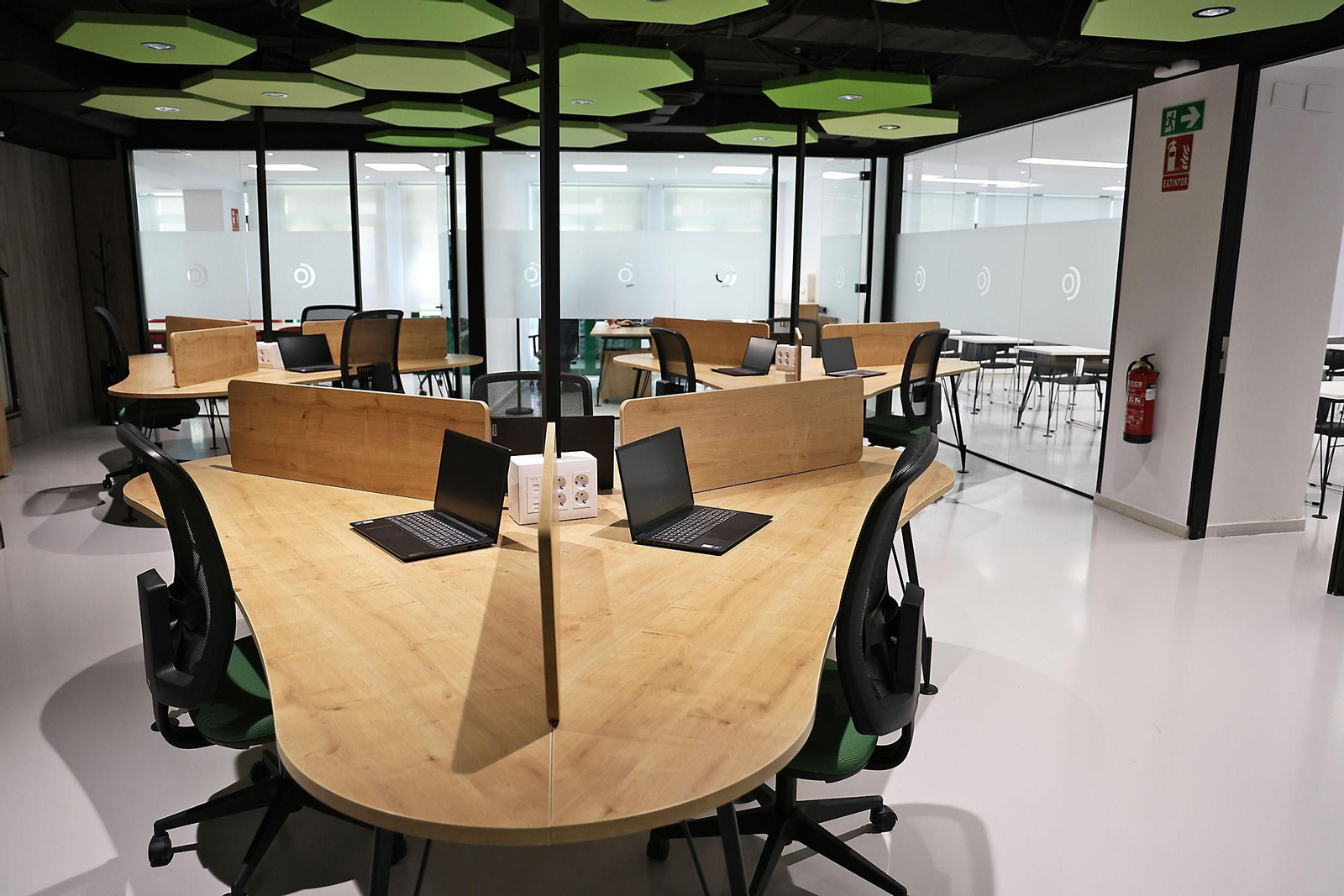 Imágenes de la inauguración del coworking digital 'La Nao'.