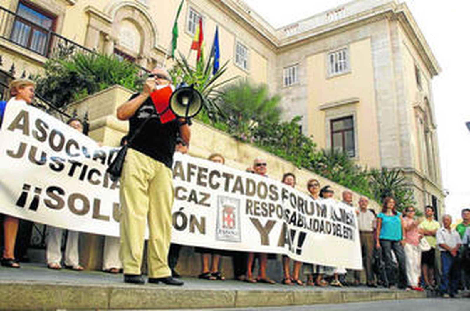 Manifestación de más de un centenar de afectados a finales de 2009 ante la Subdelegación del Gobierno de Almería.