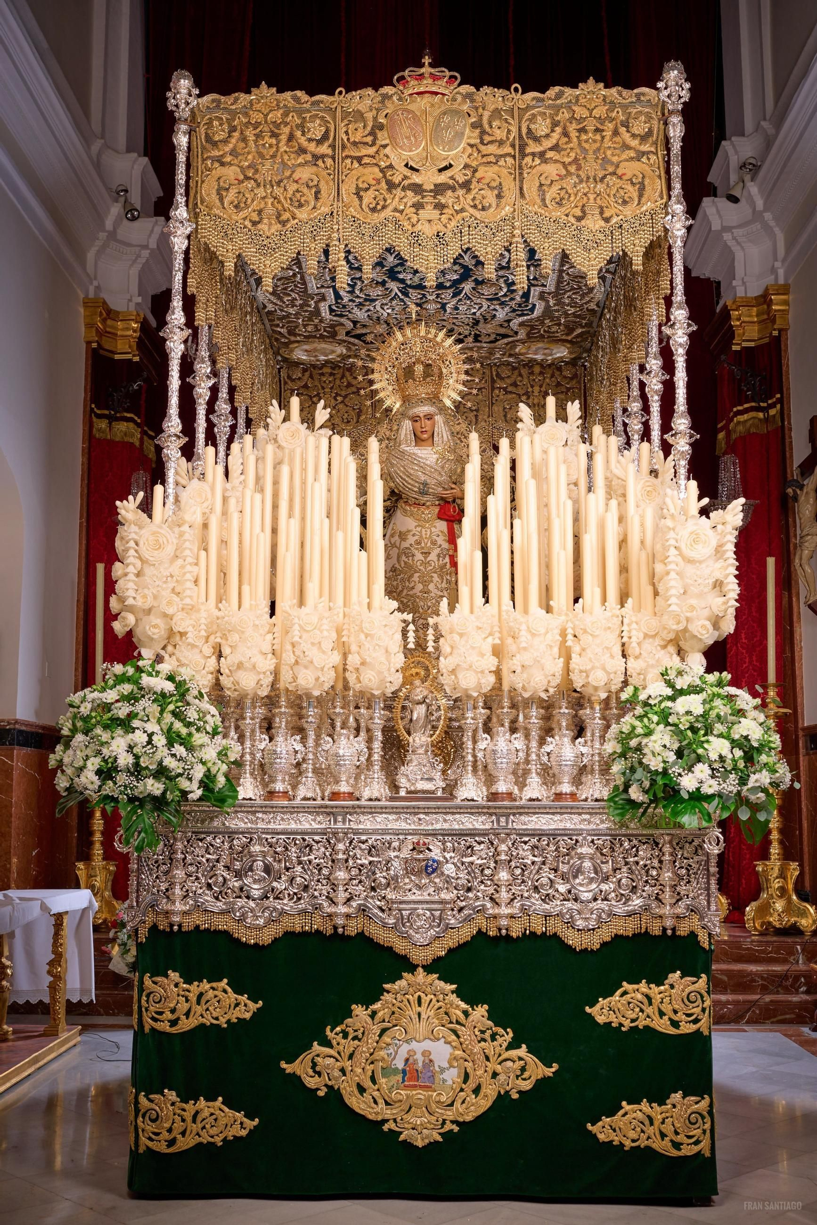 La Esperanza, en su palio en la capilla de los Marineros