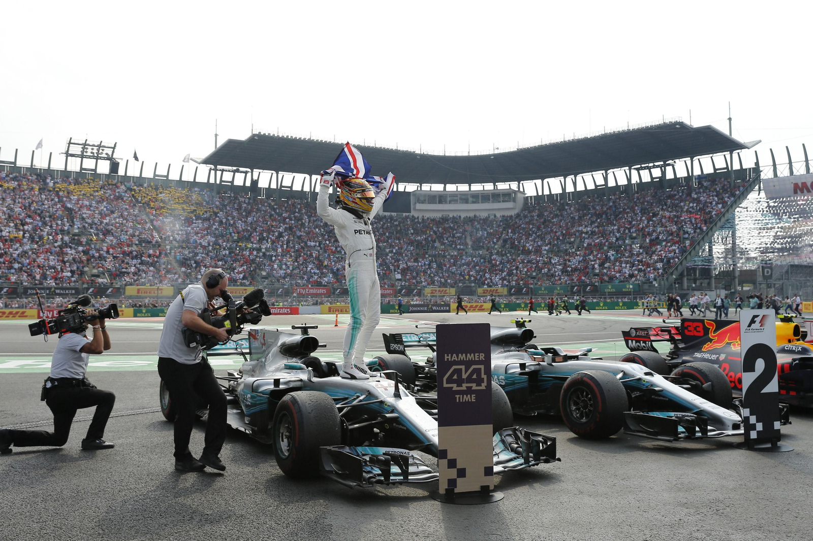 El piloto de Mercedes Lewis Hamilton celebra el triunfo en el Mundial al témino del Gran Premio de México.