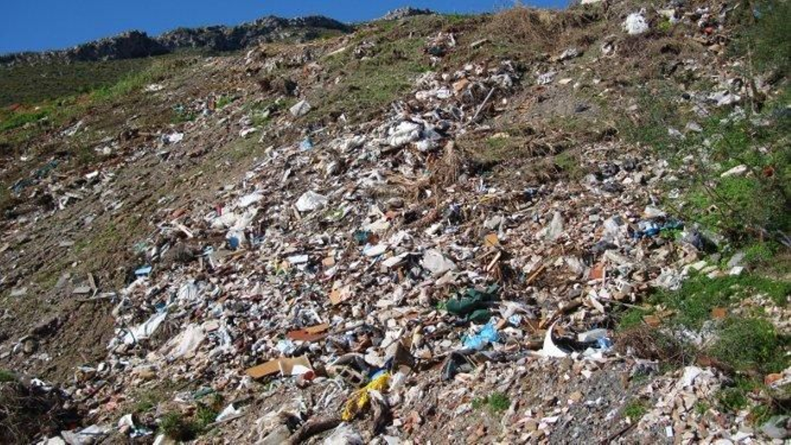 Vertedero ilegal en el paraje del Río de la Mile en Nerja. Vertedero ilegal en el paraje del Río de la Mile en Nerja.