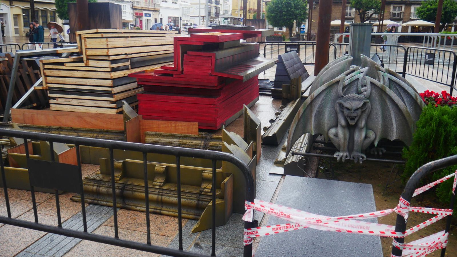 Los elementos de la casa de las brujas esperan su montaje en la Plaza del Rey.
