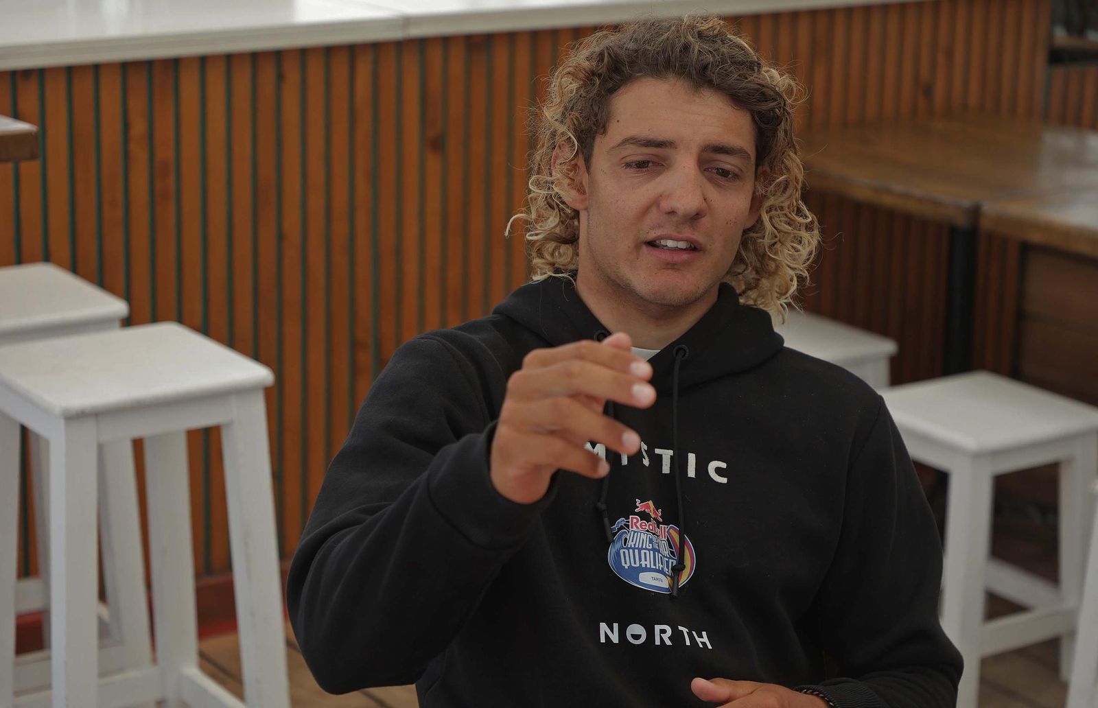 Fotos de Lorenzo Casati y Valentin Hoenderop, participantes del Red Bull King of the Air Tarifa 2025