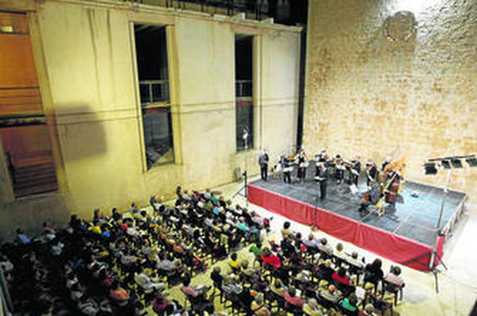 El Patio del Castillo completó su aforo con la actuación de la Orquesta.