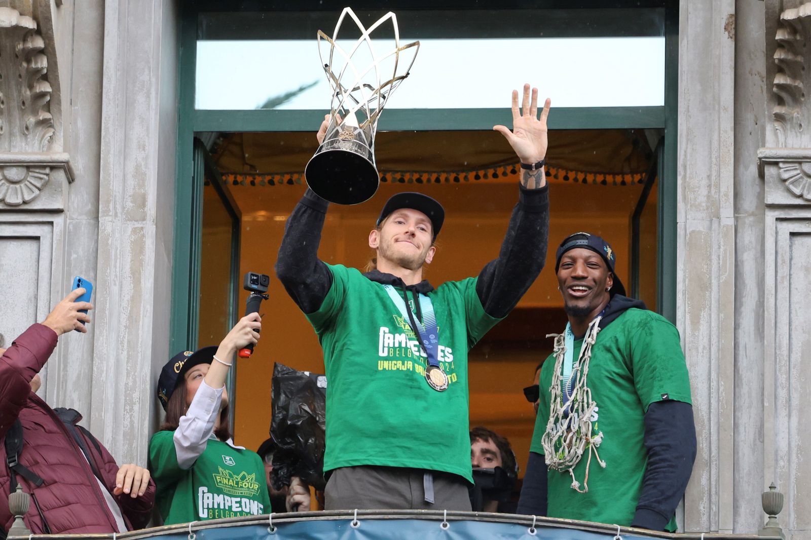 El Unicaja celebra en las calles de Málaga el título de la BCL