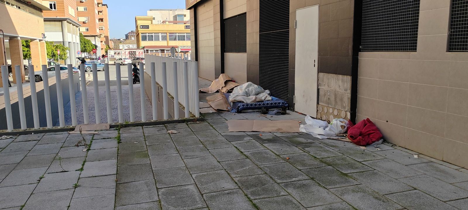 Una persona sin hogar durmiendo en la calle.