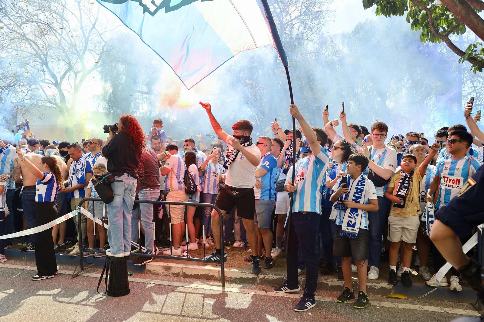Búscate en las fotos del tremendo recibimiento previo al Málaga CF-Granada