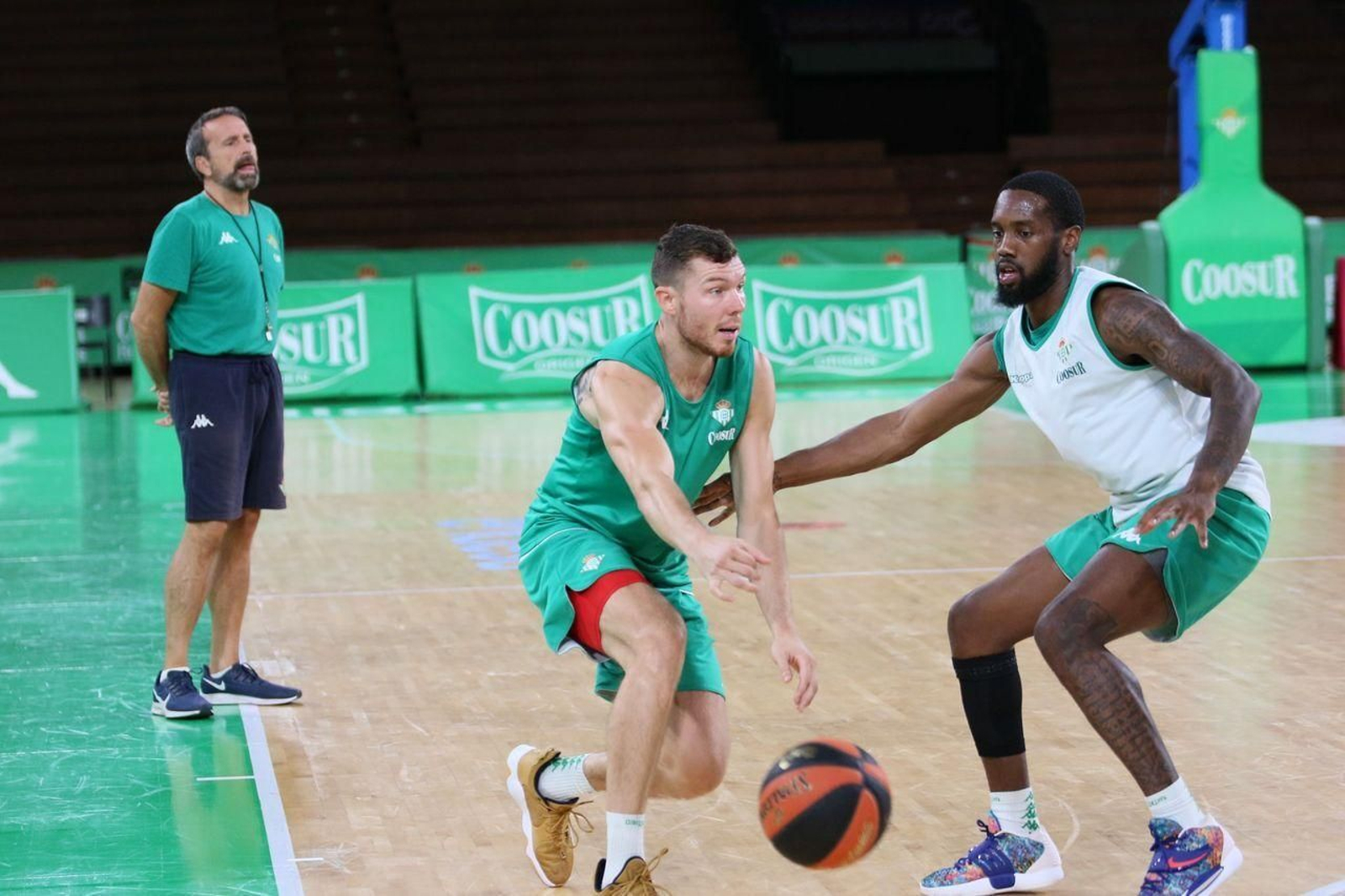 Dairis Bertans da un pase picado a un compañero durante un entrenamiento en San Pablo, defendido por Carrington.