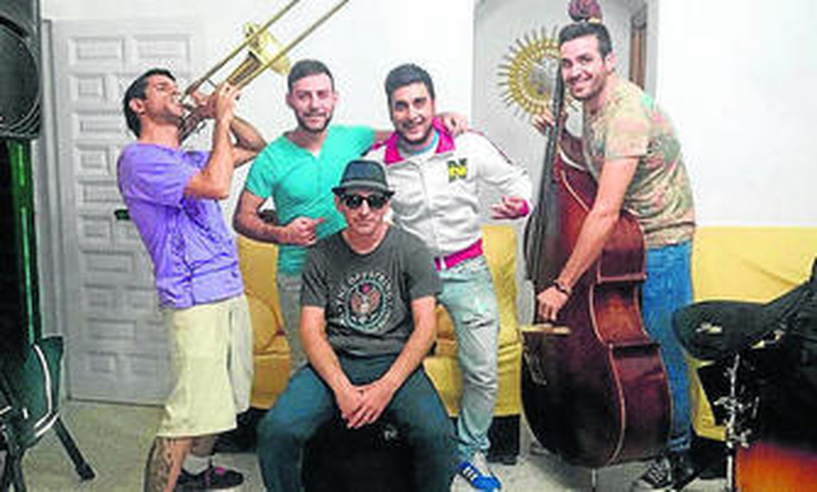 Imagen del cantante chiclanero junto a su grupo.