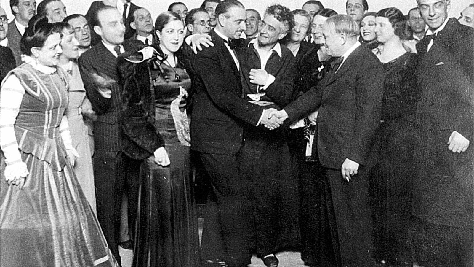 Pemán saluda a los actores tras el estreno de su obra en el Teatro Falla. 1934