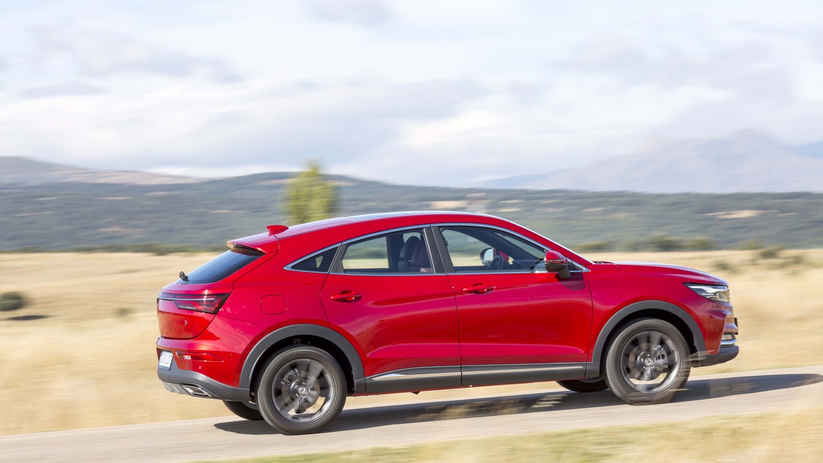 La relación entre la longitud de la carrocería y la distancia entre ejes es, proporcionalmente, como la del Mercedes GLE. Sólo el BMW X4 los tiene más cortos.