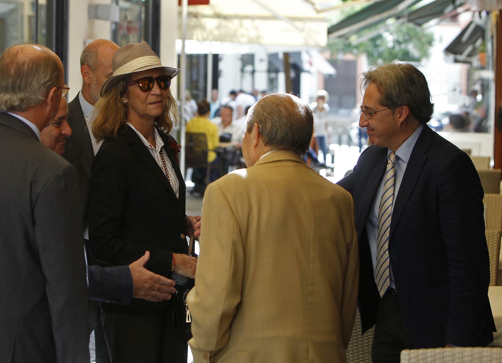 La Infanta Elena es recibida por Juan Robles y su hijo Pedro