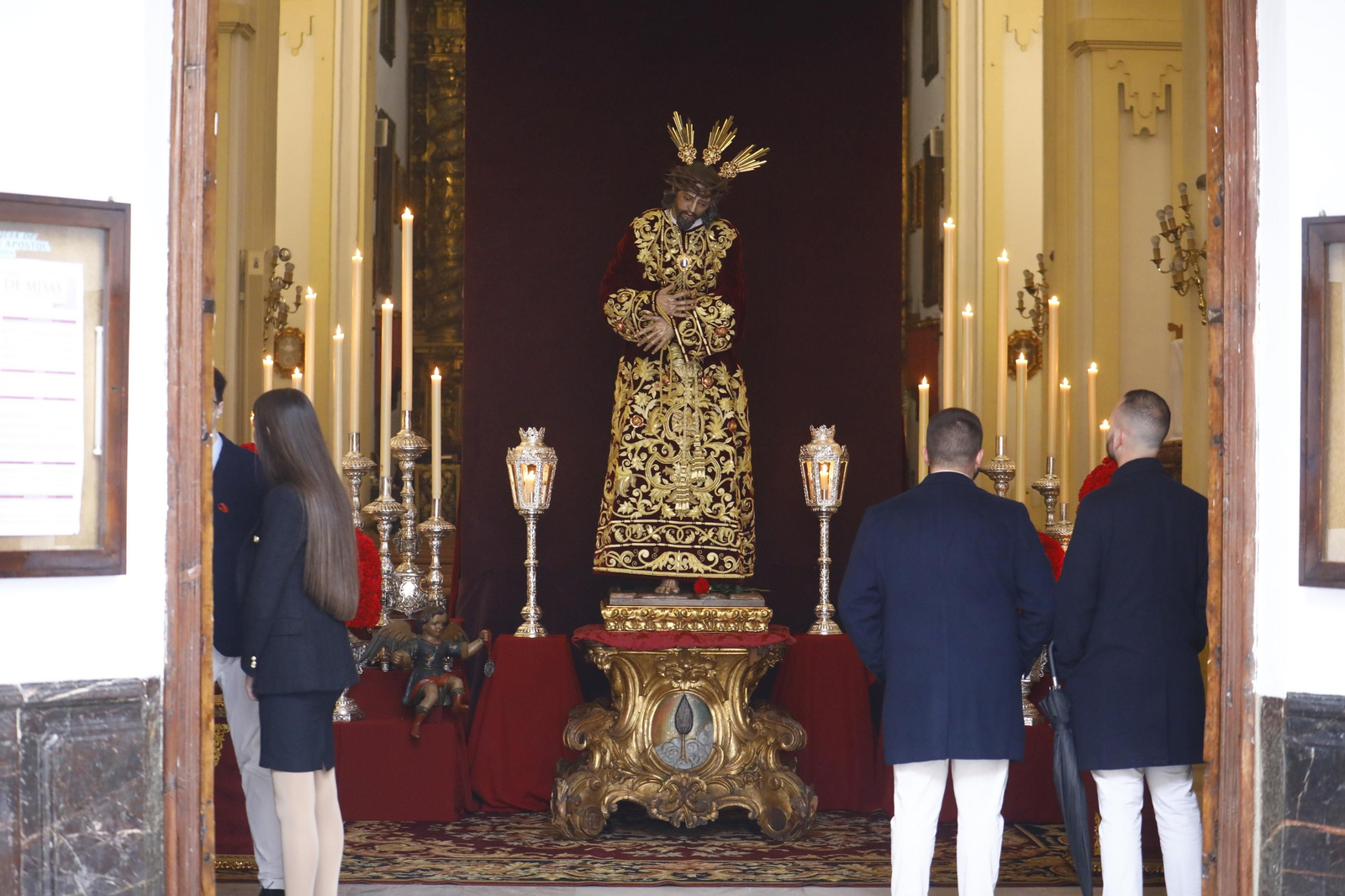 Las mejores imágenes de los besapiés del segundo domingo de Cuaresma en Córdoba