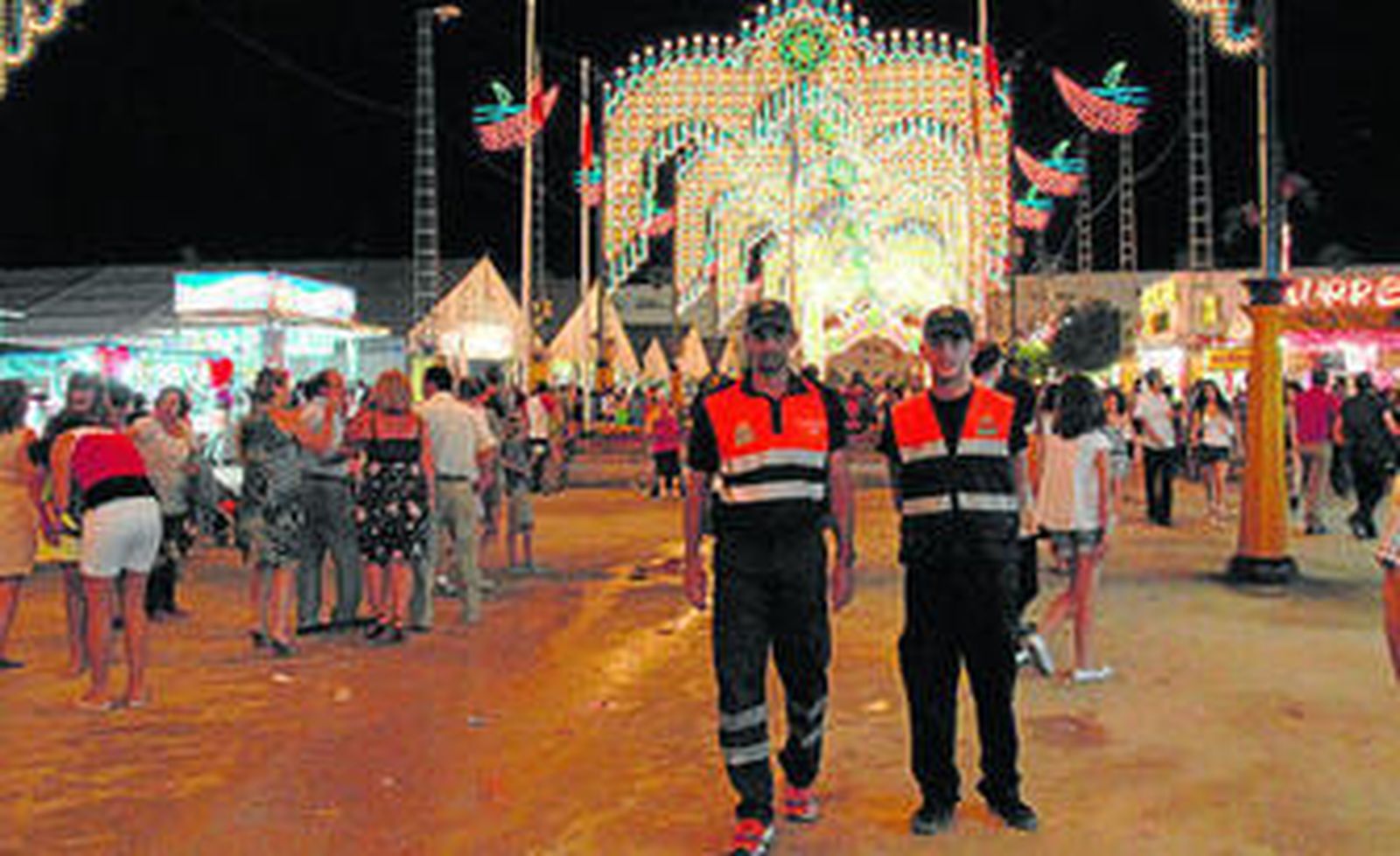 Dos miembros de Protección Civil pasean por el recinto ferial, el viernes por la noche.