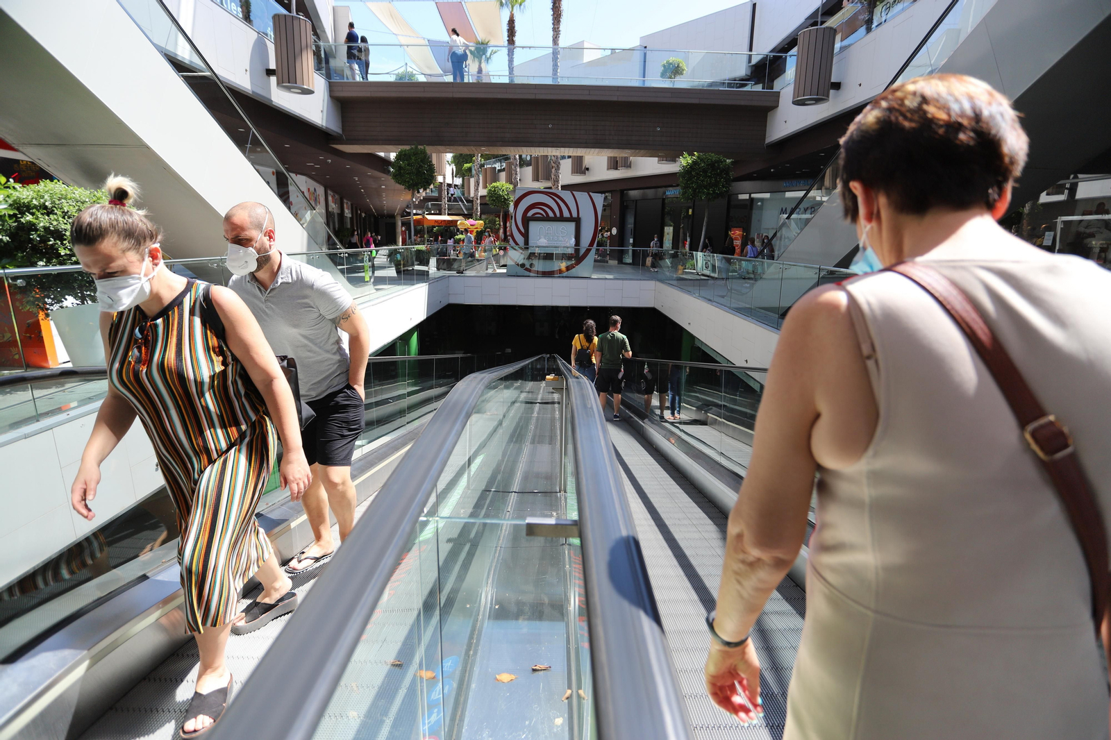 Imágenes de la apertura en la fase dos de la desescalada del centro comercial Holea en Huelva