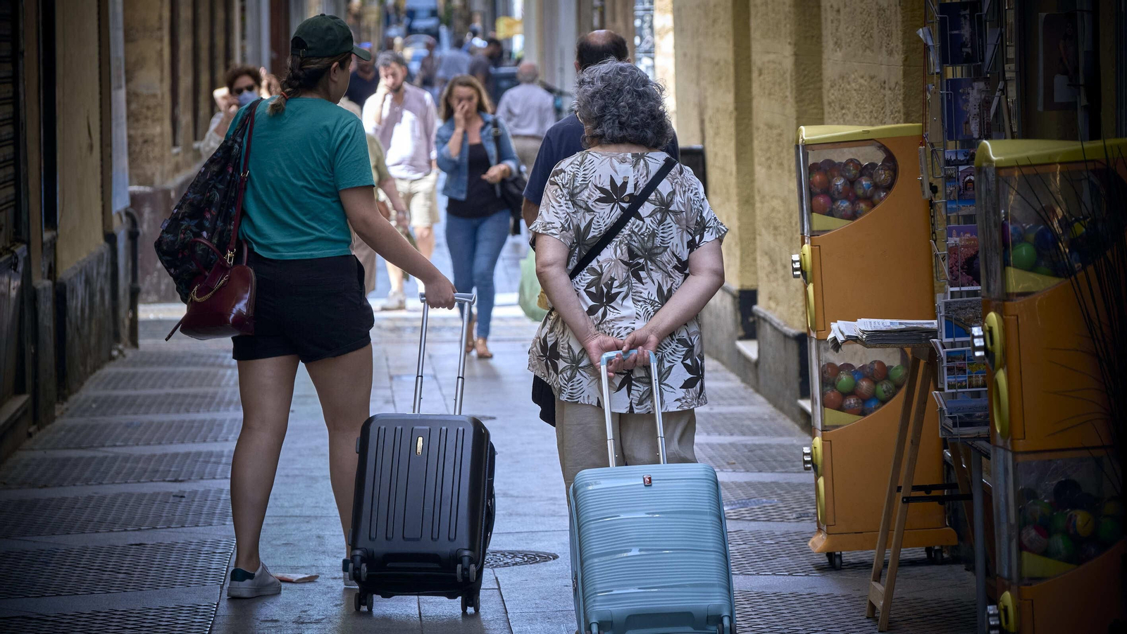 Turistas por una calle de Cádiz.
