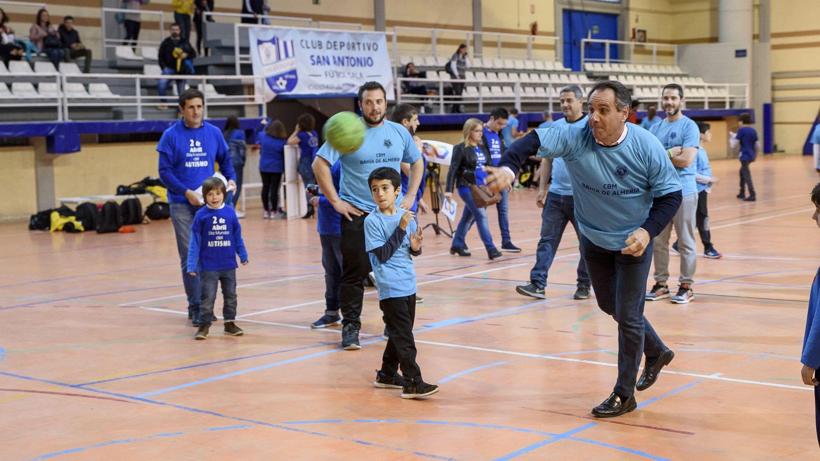 Juanjo Segura aprovechó la visita para lanzar a portería
