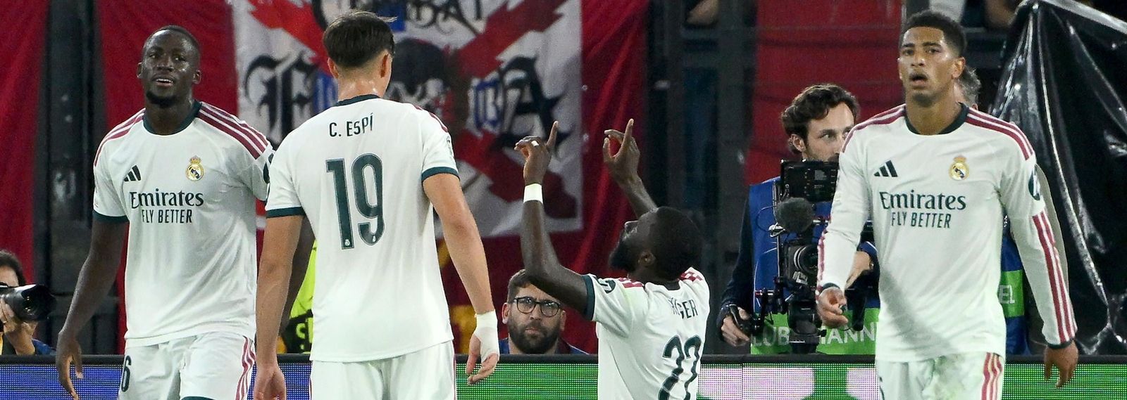Rüdiger celebra junto con sus compañeros el gol de la remontada madridista.