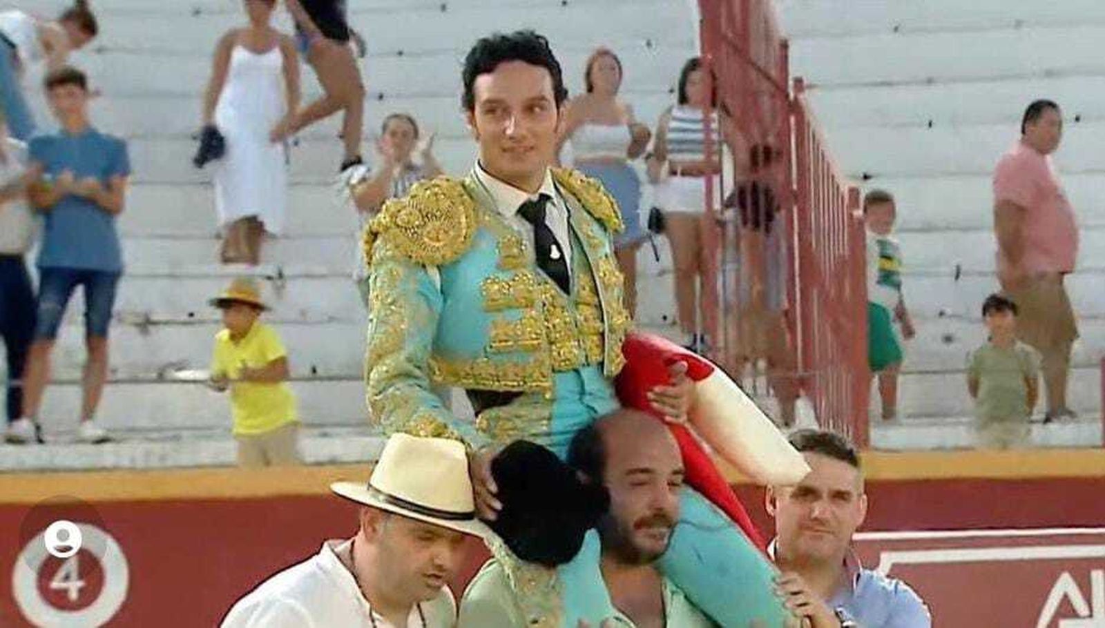 Oliva Soto portado a hombros en la plaza de toros de Guillena.