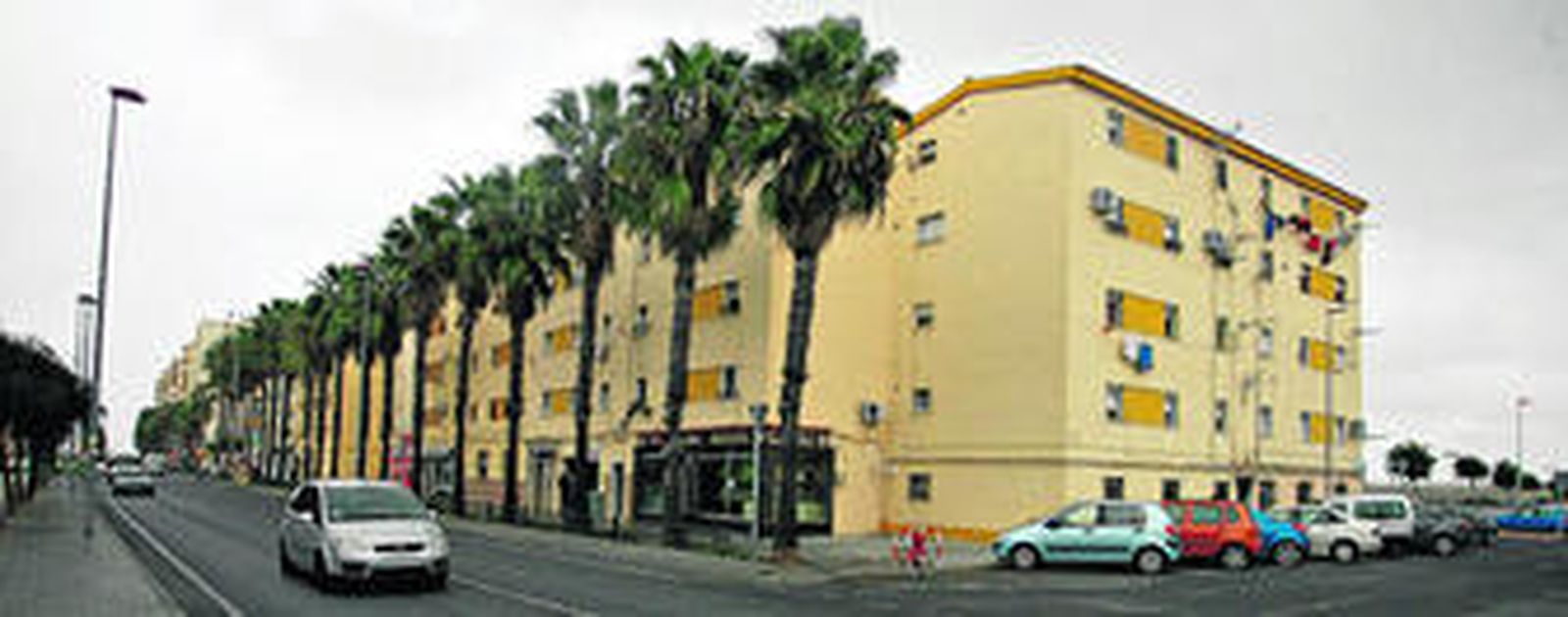 Fachada principal de la barriada Pérez Cubillas en la Avenida del Decano, con viviendas de cuatro plantas construidas entre los años 60 y 70.