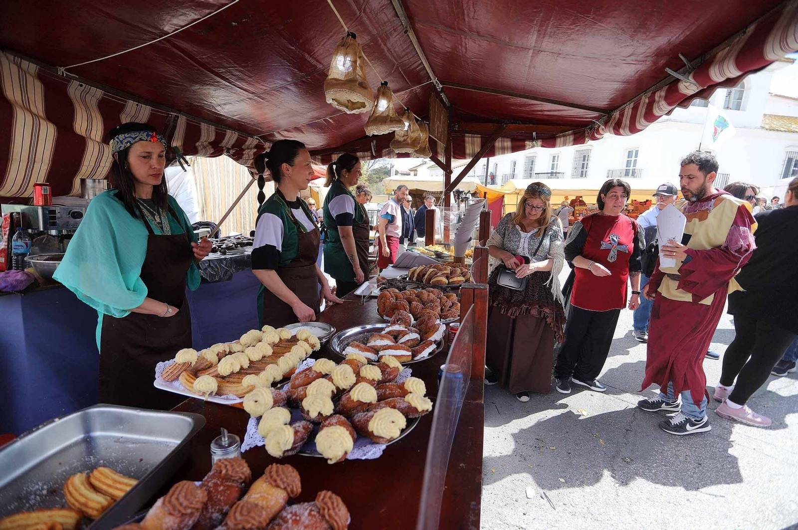 Imágenes del gran ambiente en la Feria Medieval de Palos de la Frontera, Huelva
