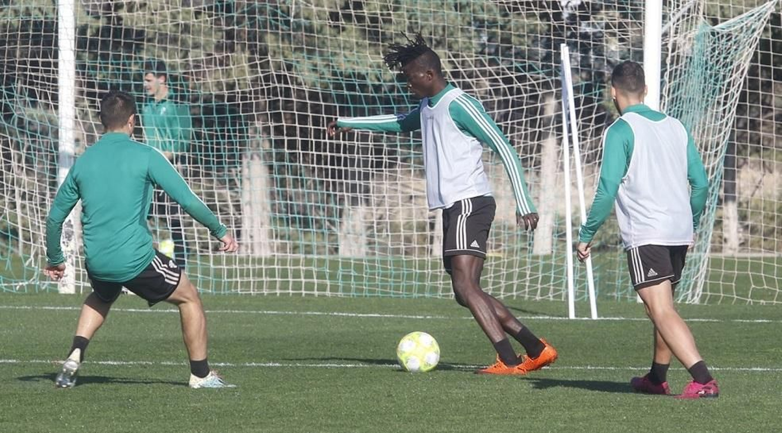 Djetei controla el balón en el entrenamiento, con Jesús Álvaro e Iván Robles presionándole.
