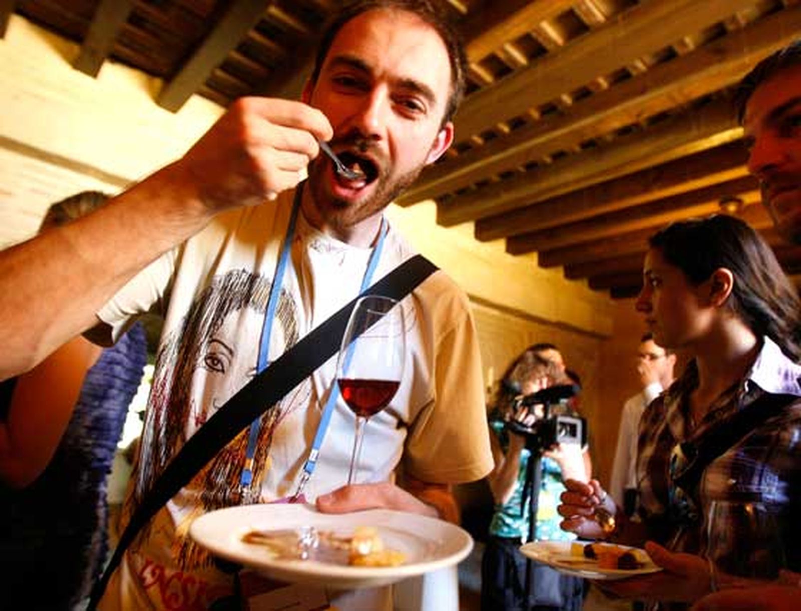 Éste es el arte de aviarse con dos manos. En una, la cucharilla y en la otra el platillo y la copa de palo cortado.

Foto: Pascual