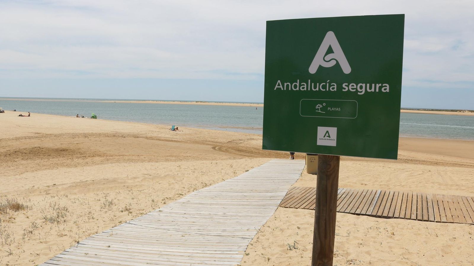 Cartelería en la playa del Caño de la Culata de Nuevo Portil.