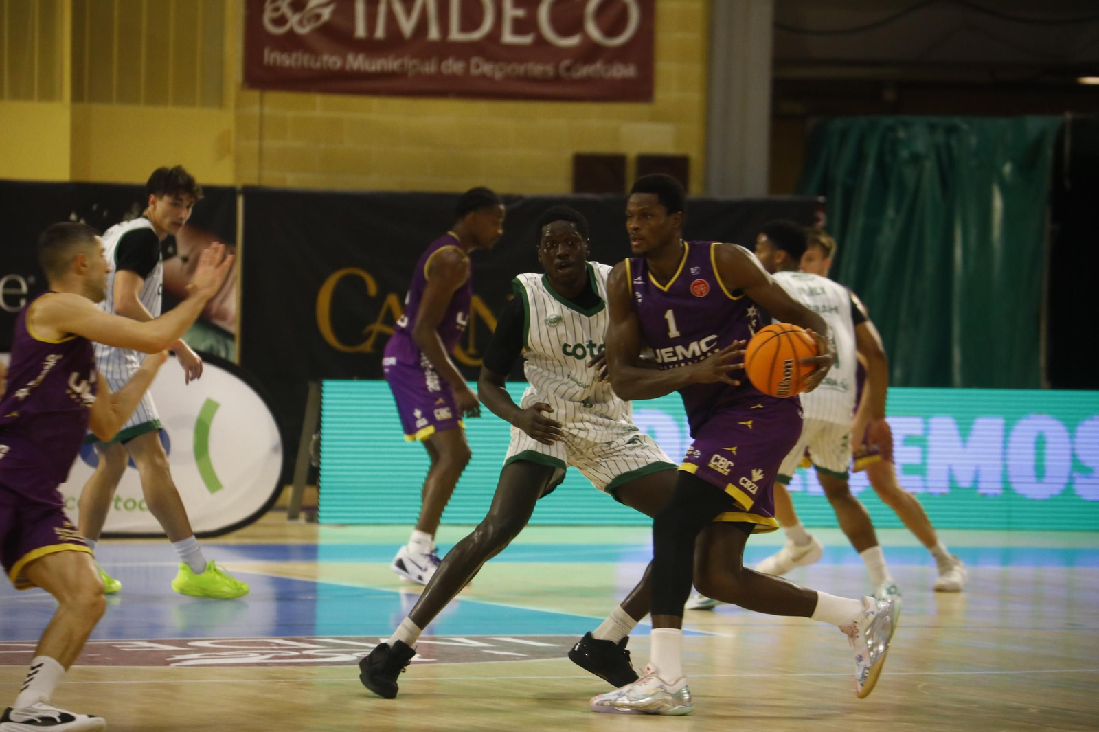 Las mejores fotos del ambiente en Vista Alegre para el Coto Córdoba - Baloncesto Valladolid