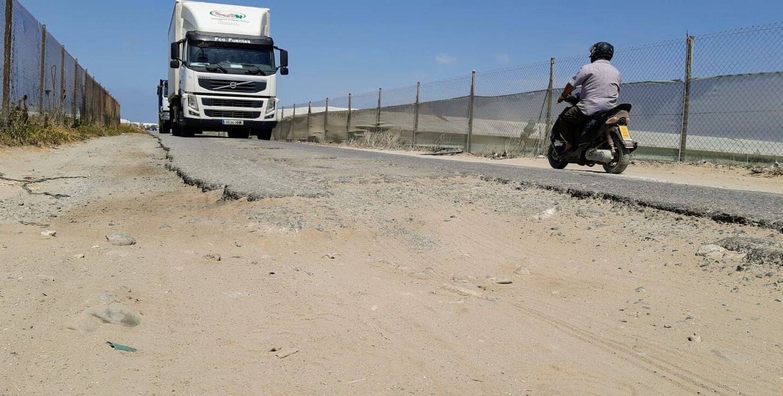 Una de las fotos difundidas por los colectivos convocantes de la protesta para denunciar el estado de los viales de La Algaida, Los Llanos y La Veta.