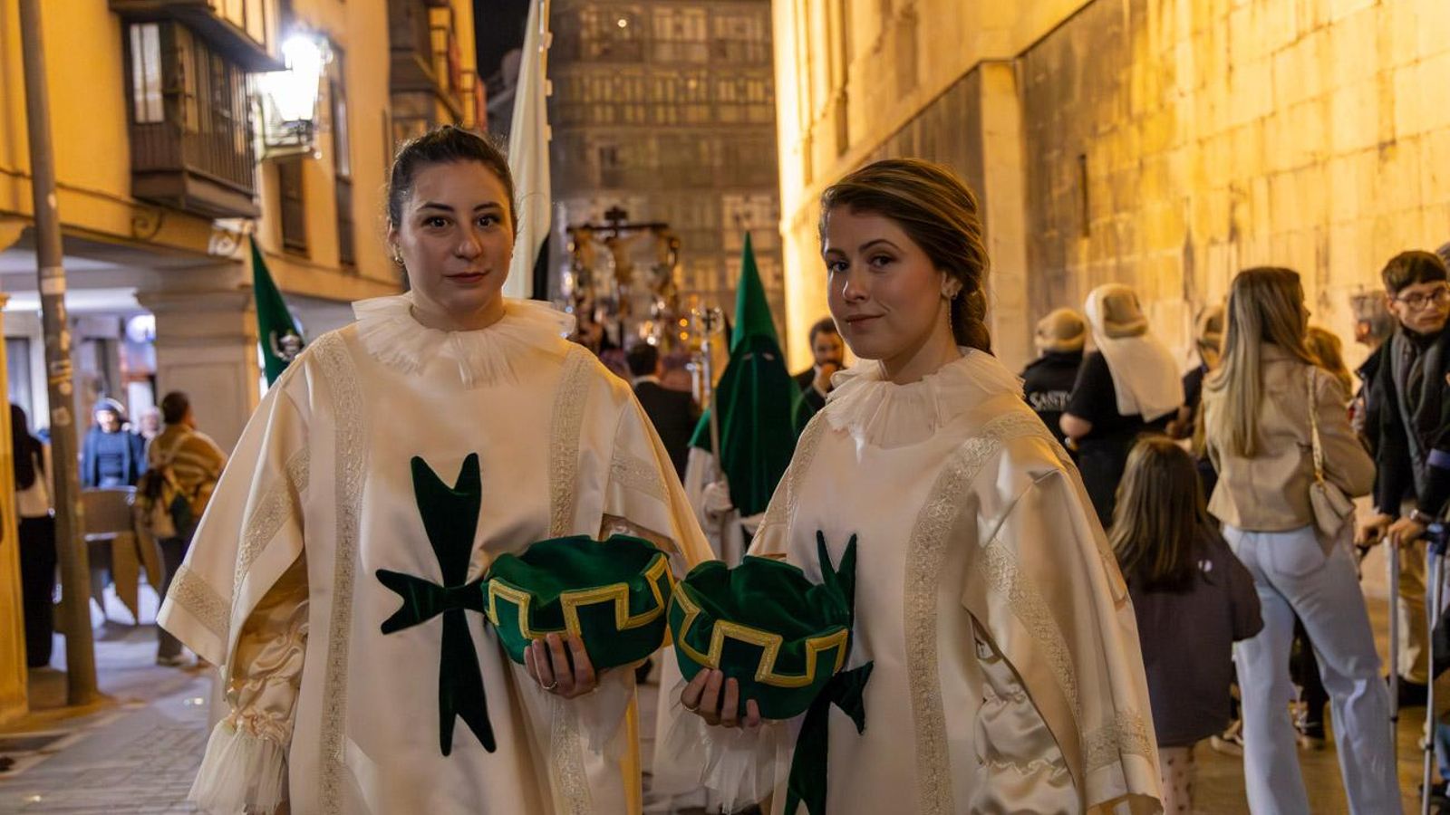 Luto y duelo en la noche del Viernes Santo, en imágenes