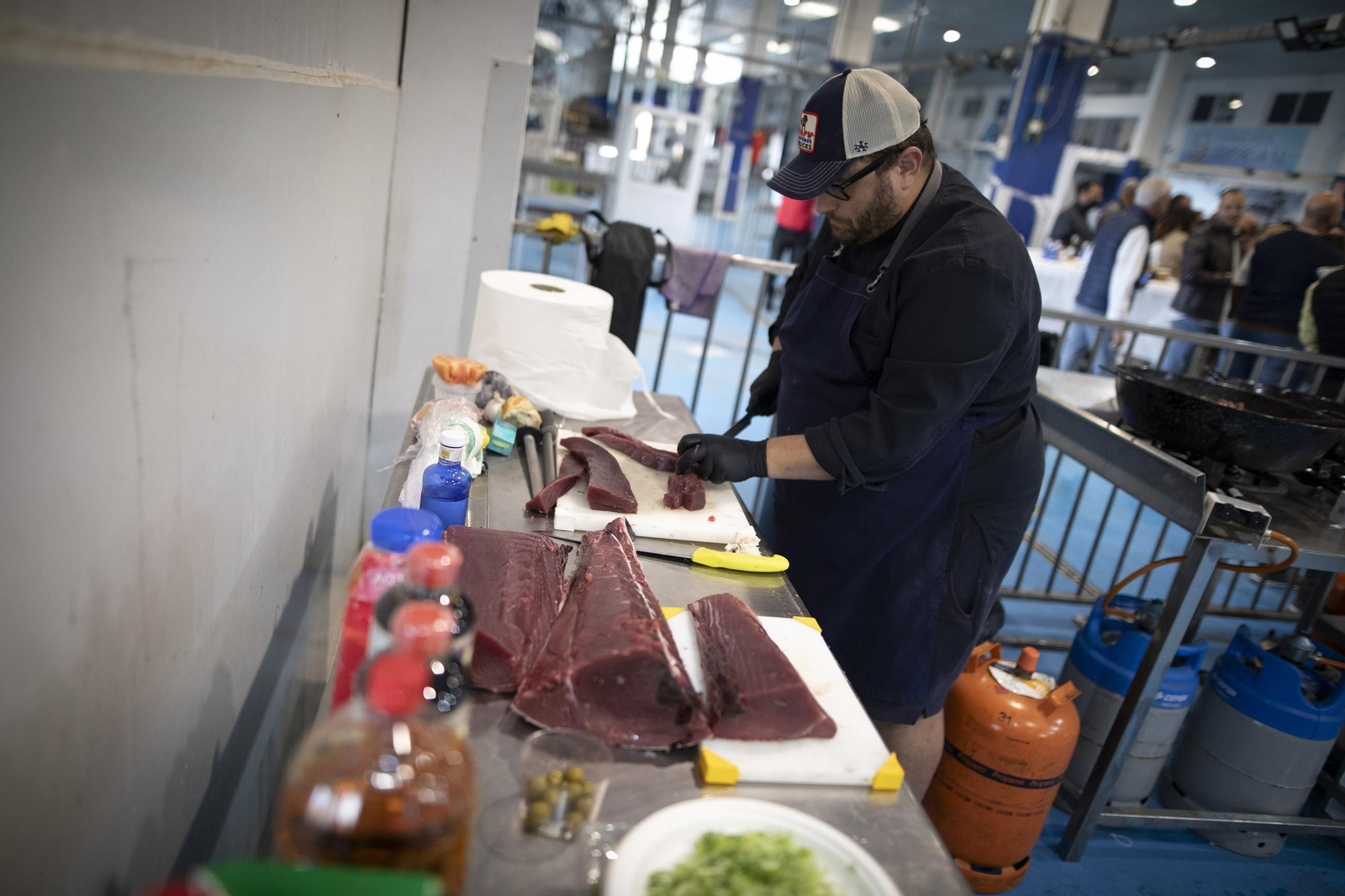 Venir, ver y comprar: las imágenes del ronqueo del atún en Granada