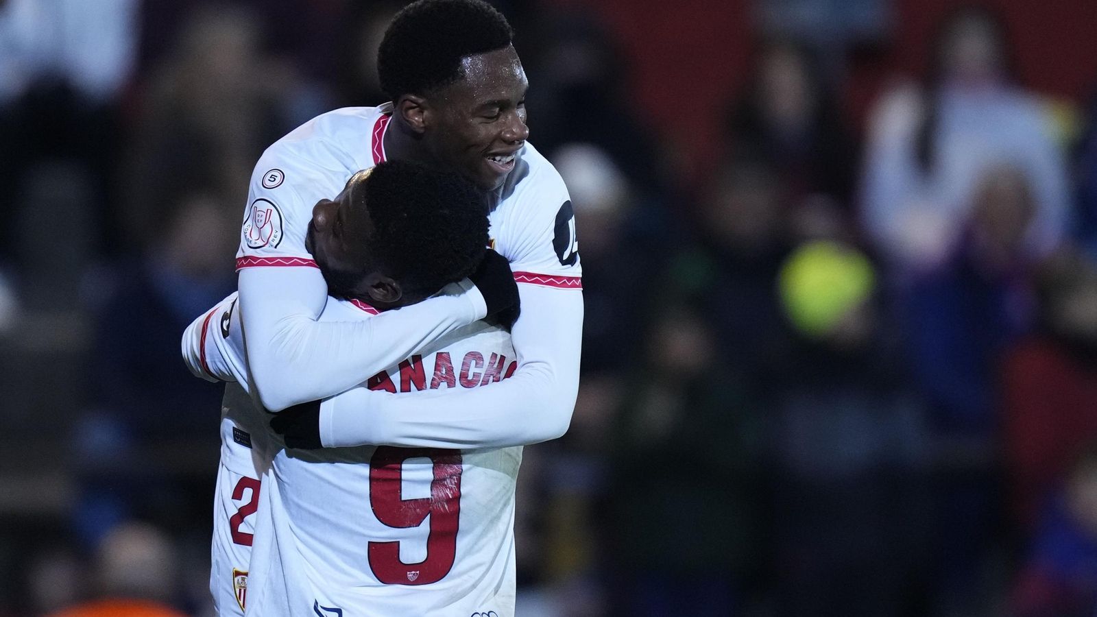 Iheanacho e Idumbo se abrazan tras el 0-3, de bella factura.