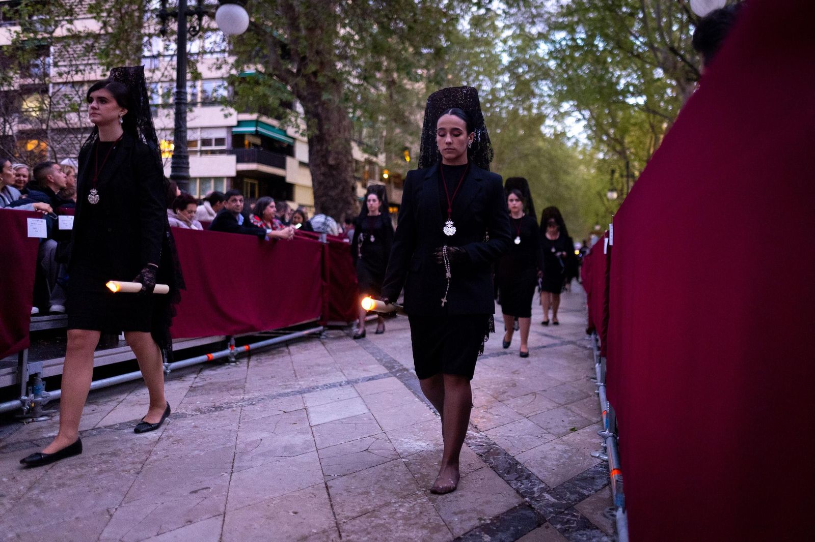 Granada estrenó la nueva carrera oficial frente a la Basílica de las Angustias