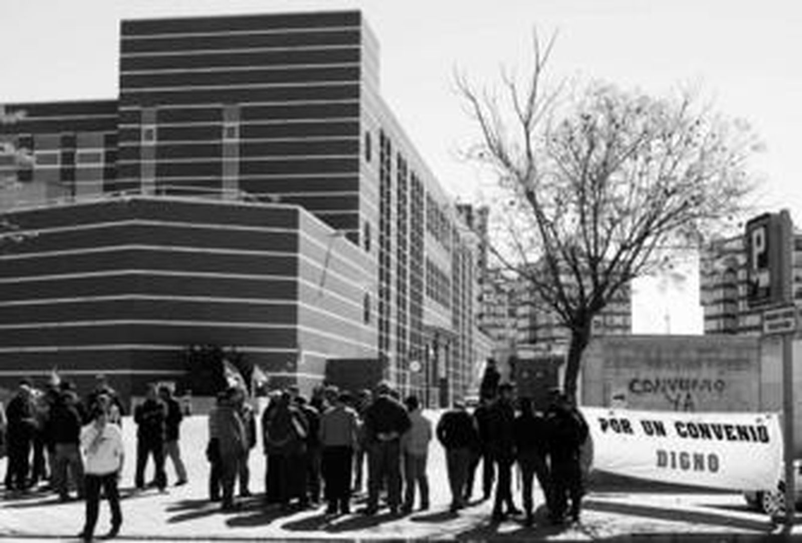 Concentración de protesta de frente al tanatorio de la SE-30, ayer.