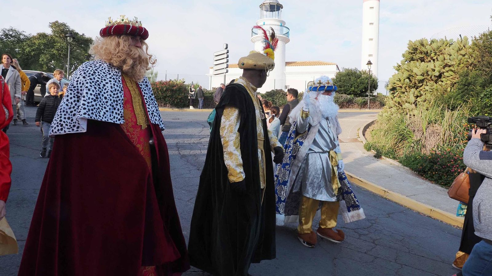 Los Magos de Oriente pasan ante los faros de El Rompido Los Magos de Oriente pasan ante los faros de El Rompido