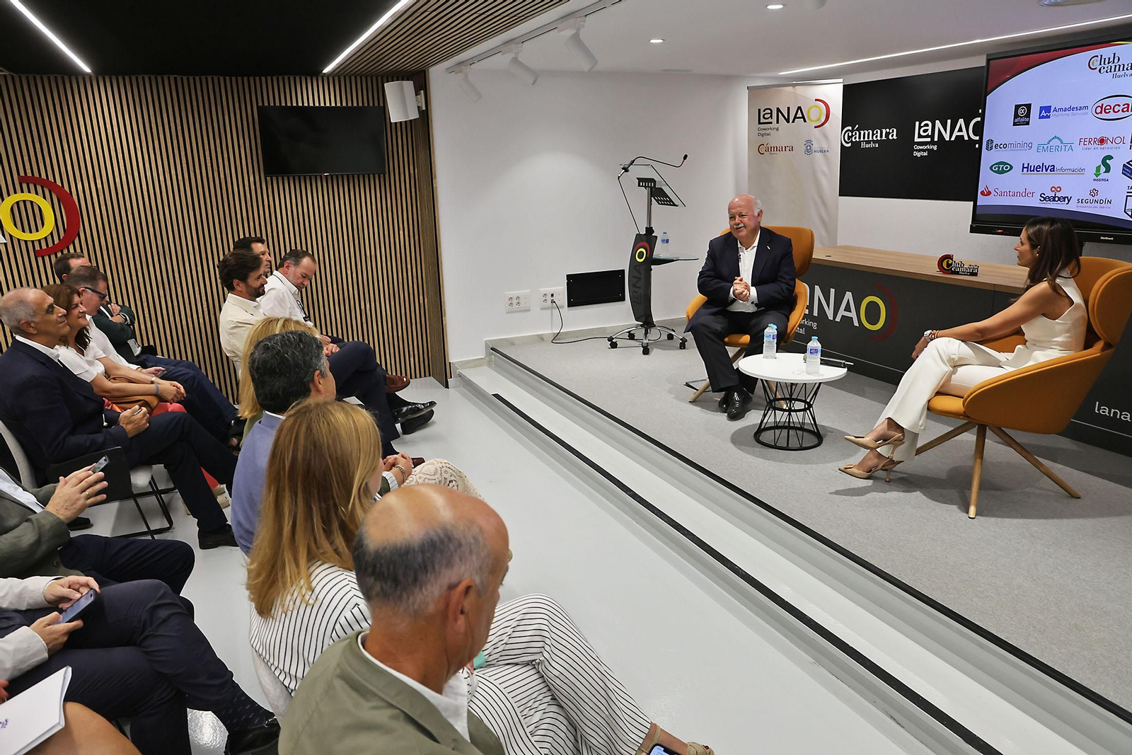Imágenes de los encuentros del Club Cámara con Jesús Aguirre, presidente del Parlamento andaluz como protagonista
