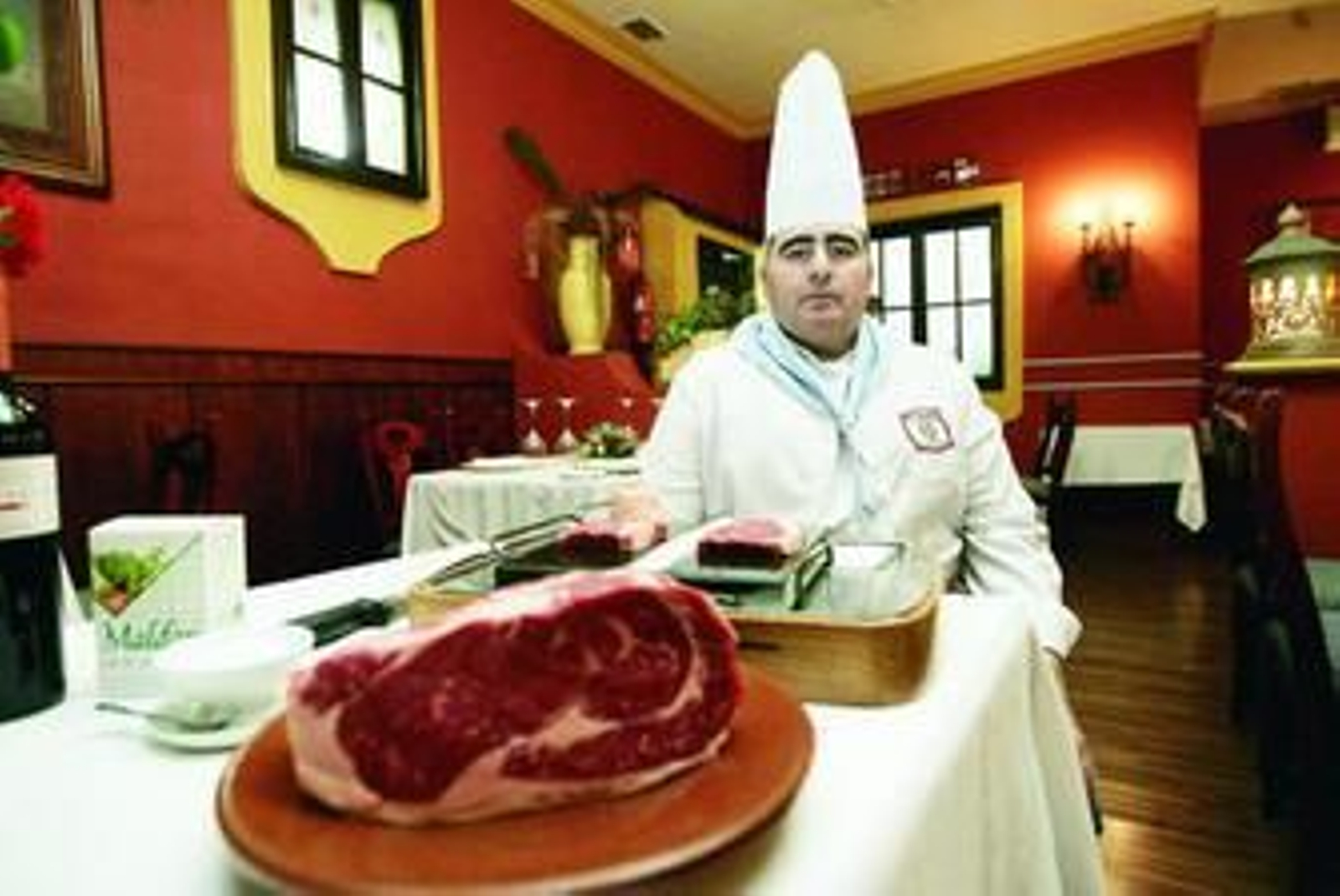 El jefe de cocina del restaurante, Antonio Requena, con la pieza de carne.