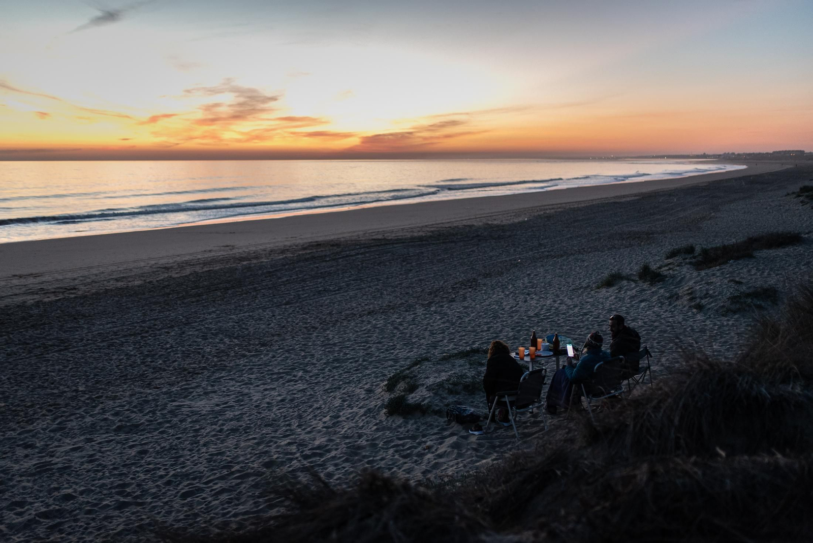 Una puesta de sol en la playa de Los Enebrales