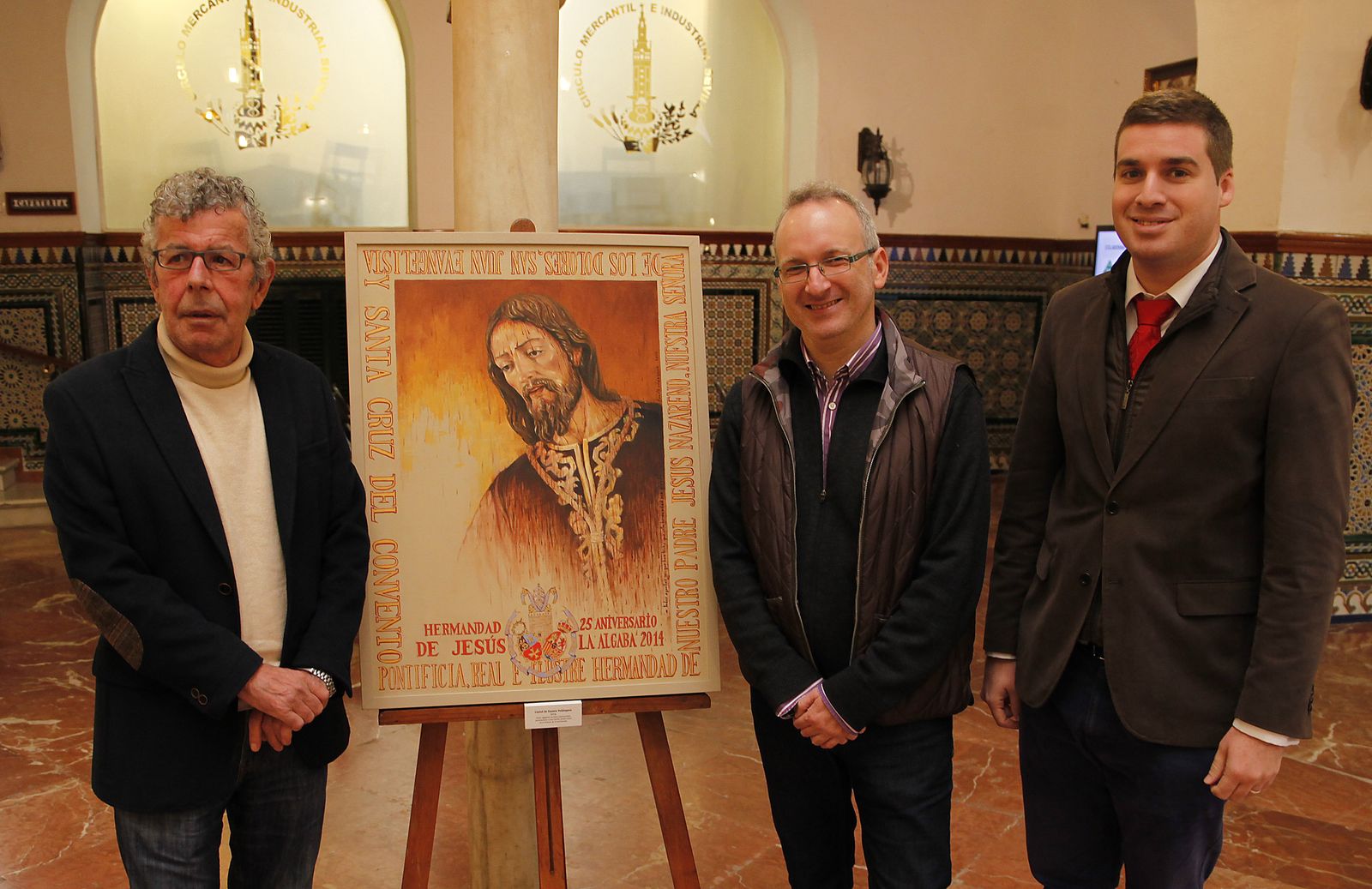 Izquierda a derecha, Fausto Velázquez, Diego J. Geniz y Fernando Piñero, con el cartel del primero en el Mercantil.