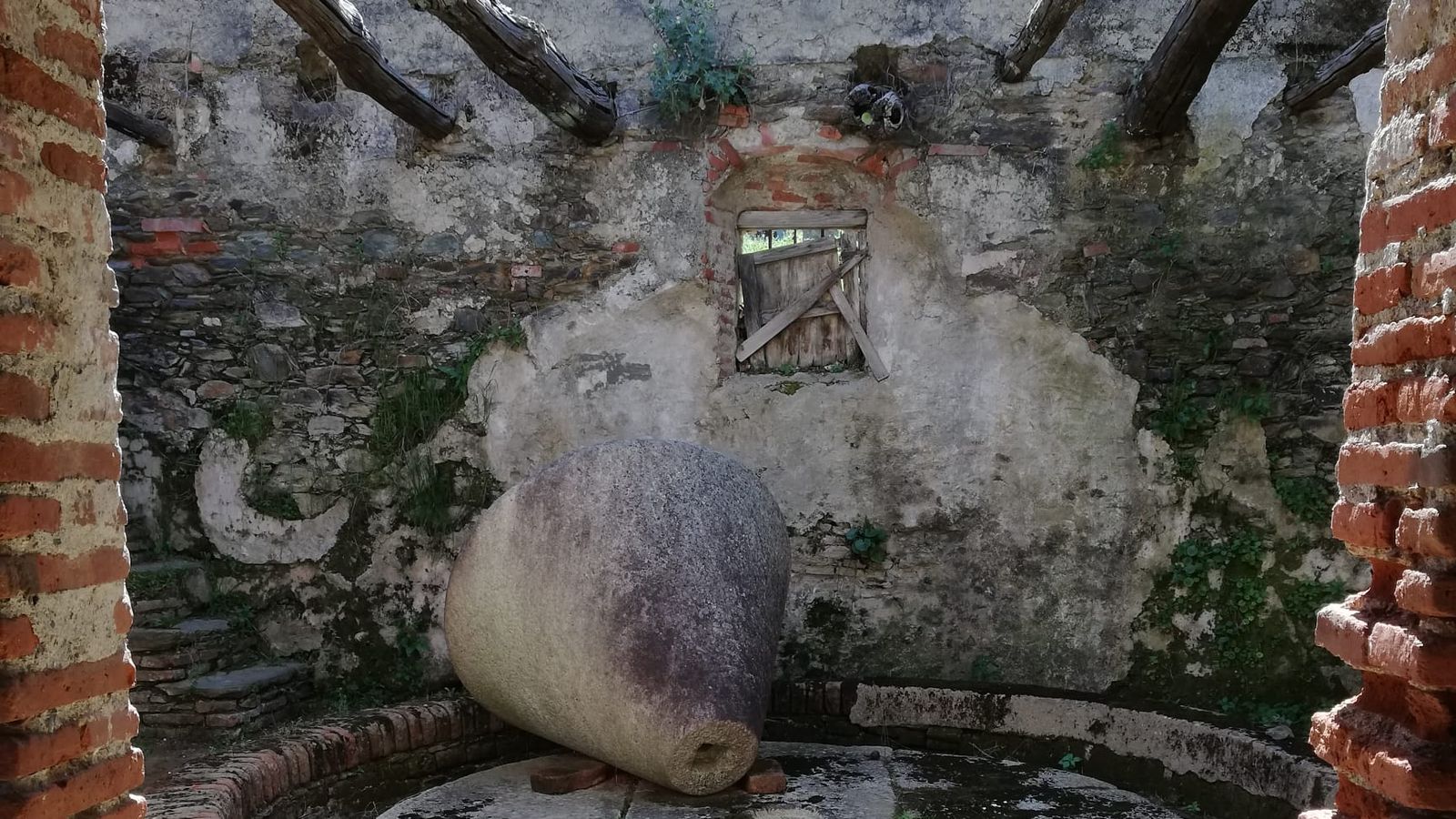 Detalles del interior de la antigua tenería onubense.