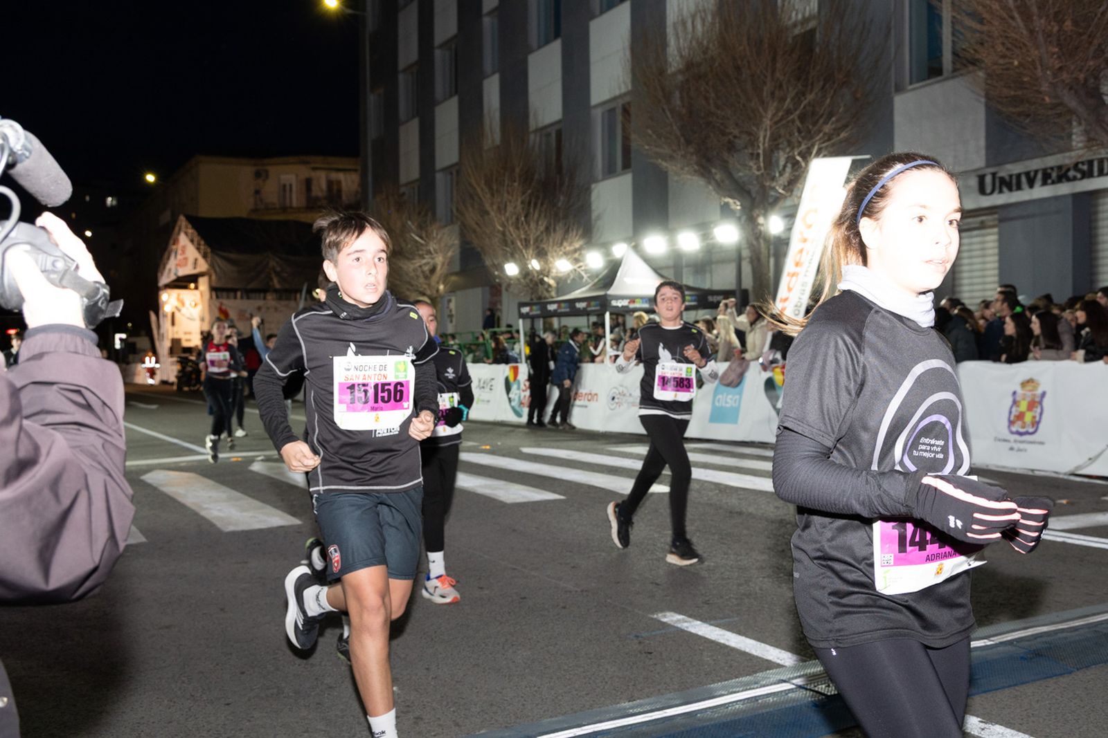 En imágenes: 2.000 atletas brillan con luz propia en la infantil de la Carrera de San Antón 2026