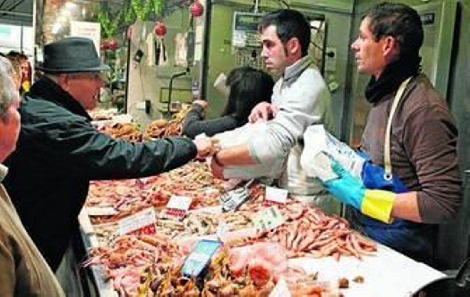 Un puesto de pescado y marisco en la plaza del Carmen. Un puesto de pescado y marisco en la plaza del Carmen.