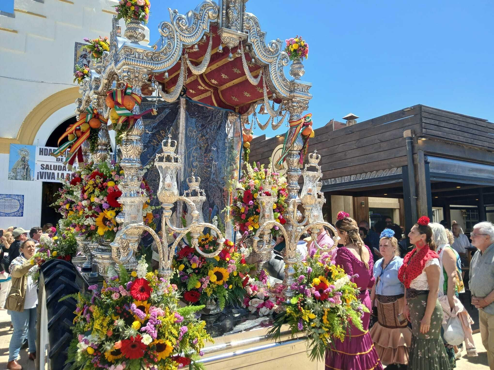 Rocío 2024: Imágenes del Primer día de embarque de romeros en Bajo de Guía en Sanlúcar