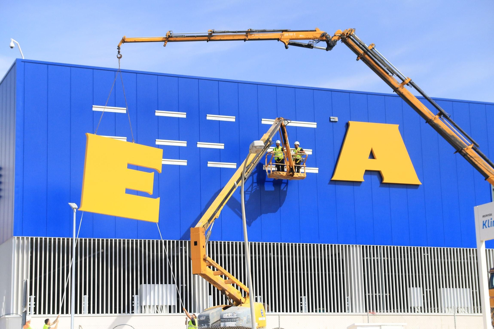 Colocación de las letras de Ikea en la nueva tienda de Almería en 2024
